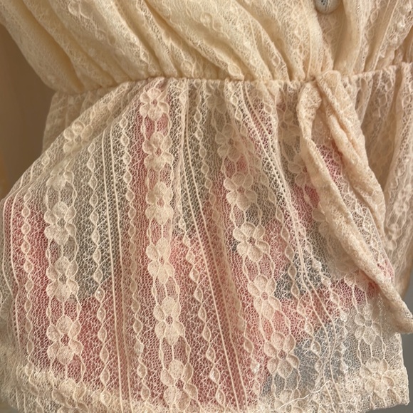 Bohemian lace crop blouse beige-peach color - Picture 3 of 5